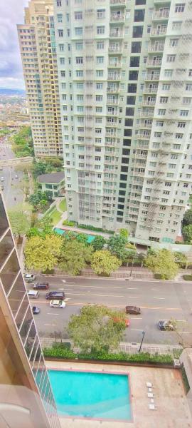 Elite Homestays Family-Friendly Condo Near Malls with Pool & Gym